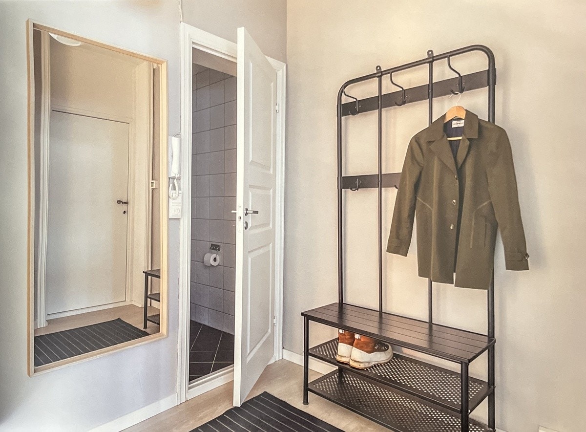 Hovedinngang til gangen, med separat toalett Galleribilde