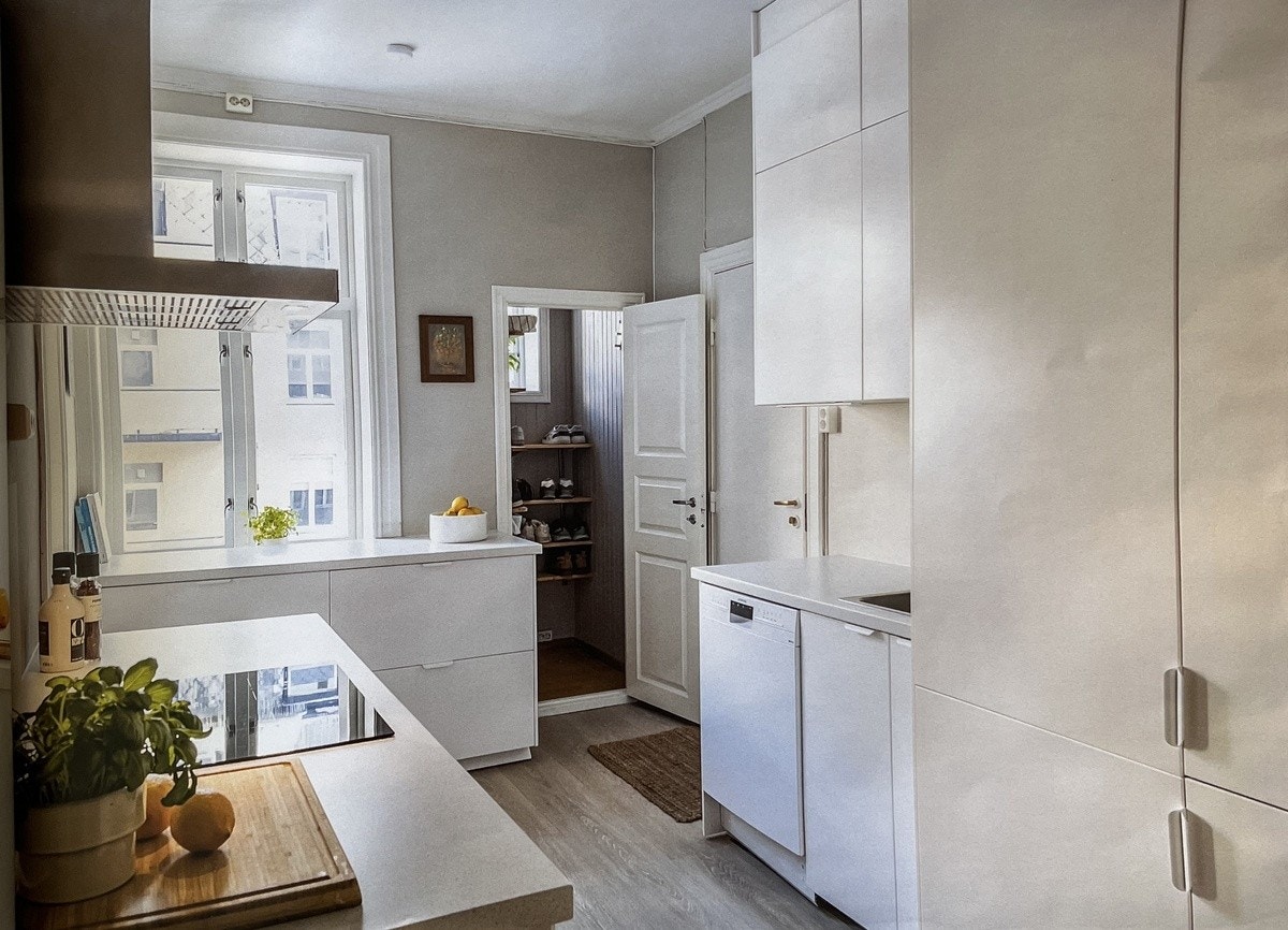 Lyst kjøkken med god penkplass, to kjøleskap og to frysere, og egen oppbevaringsskuff og liten spiseplass Galleribilde