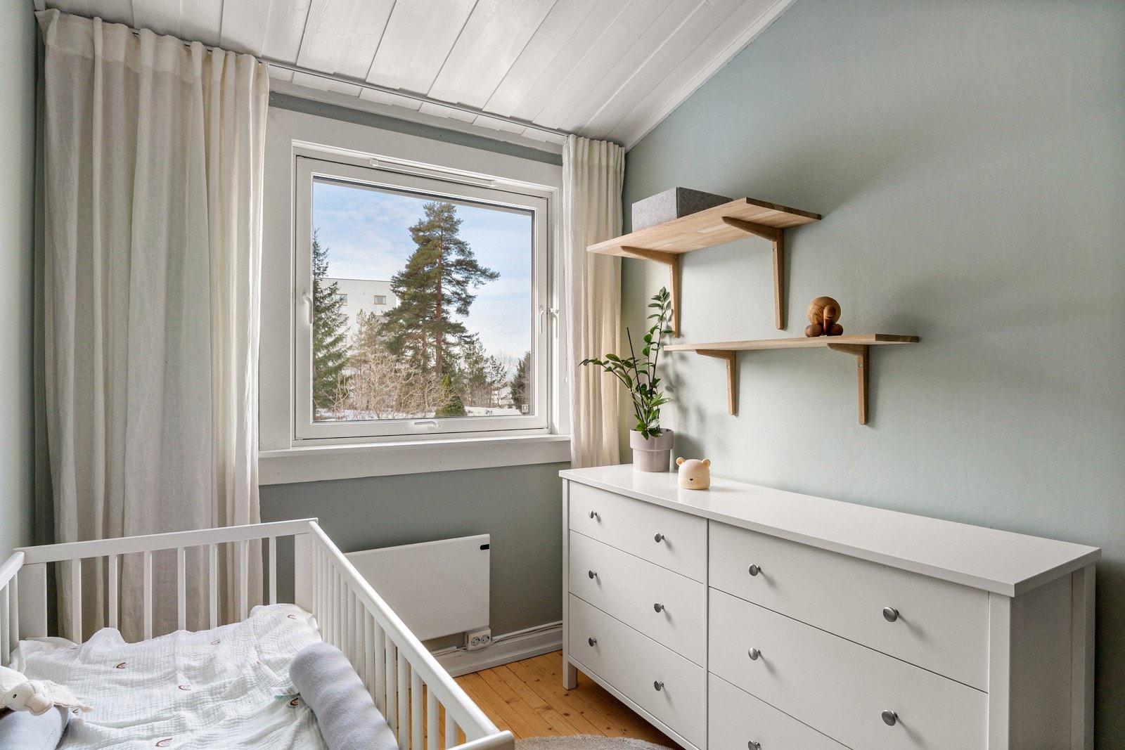 Dette rommet kan benyttes som ekstra barnerom, kontor, gjesterom eller hobbyrom. Galleribilde