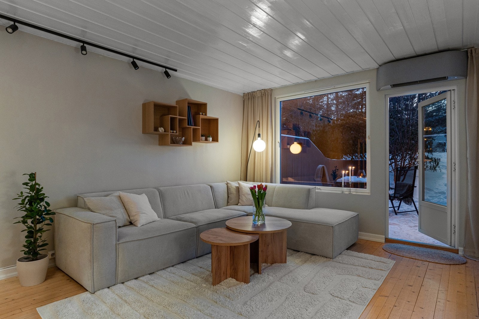 Stuen oppleves som boligens naturlige samlingspunkt, med god romfølelse og en behagelig atmosfære. Galleribilde