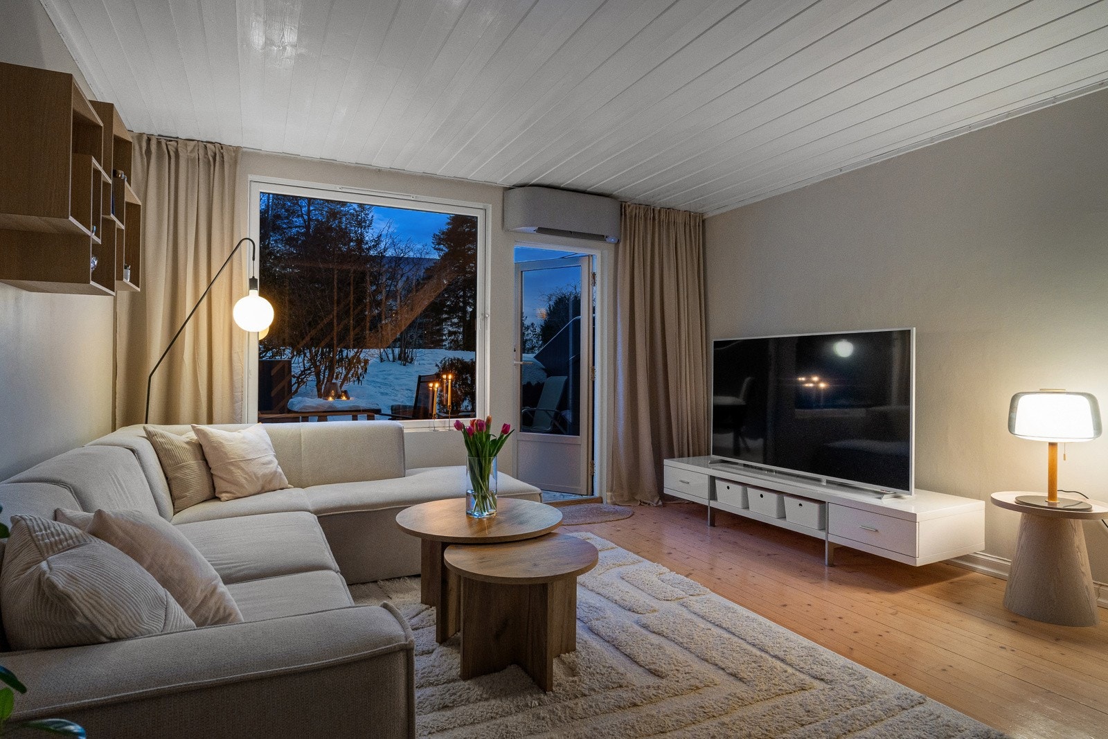 Rommets utforming gir fleksible møbleringsmuligheter og gjør det enkelt å etablere ulike soner for sosialt samvær og avslapning. Galleribilde