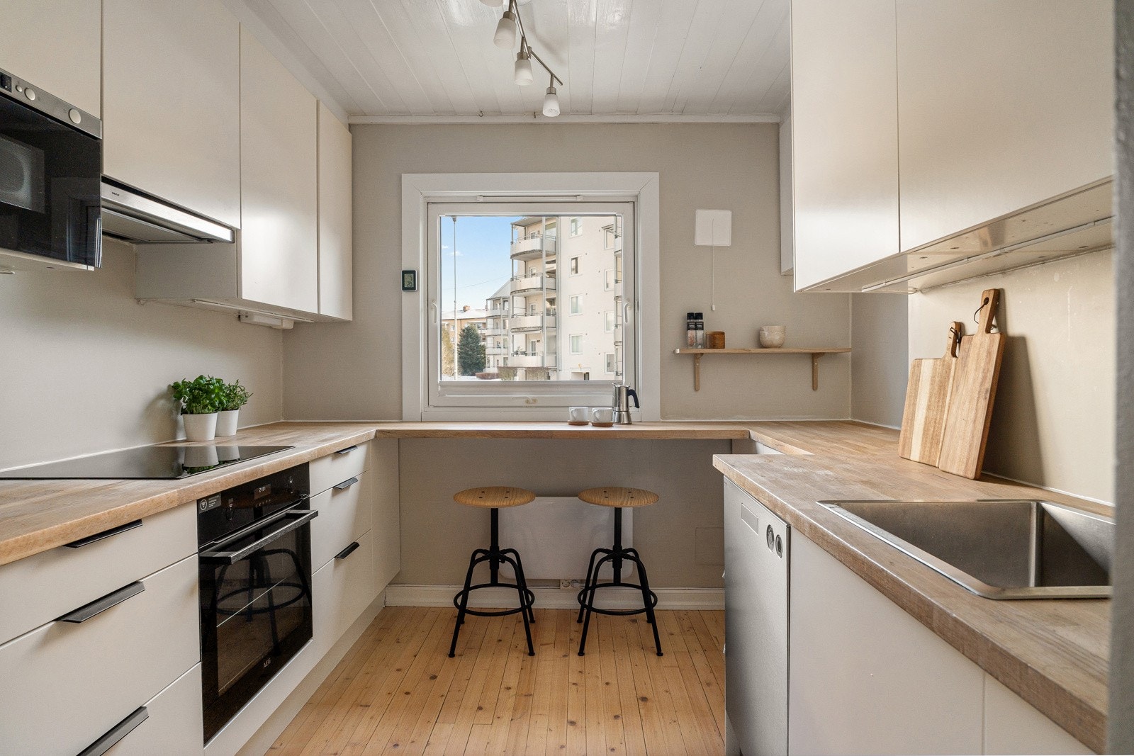 Det er belysning under overskap som gir godt arbeidslys over benkeområdet. Galleribilde