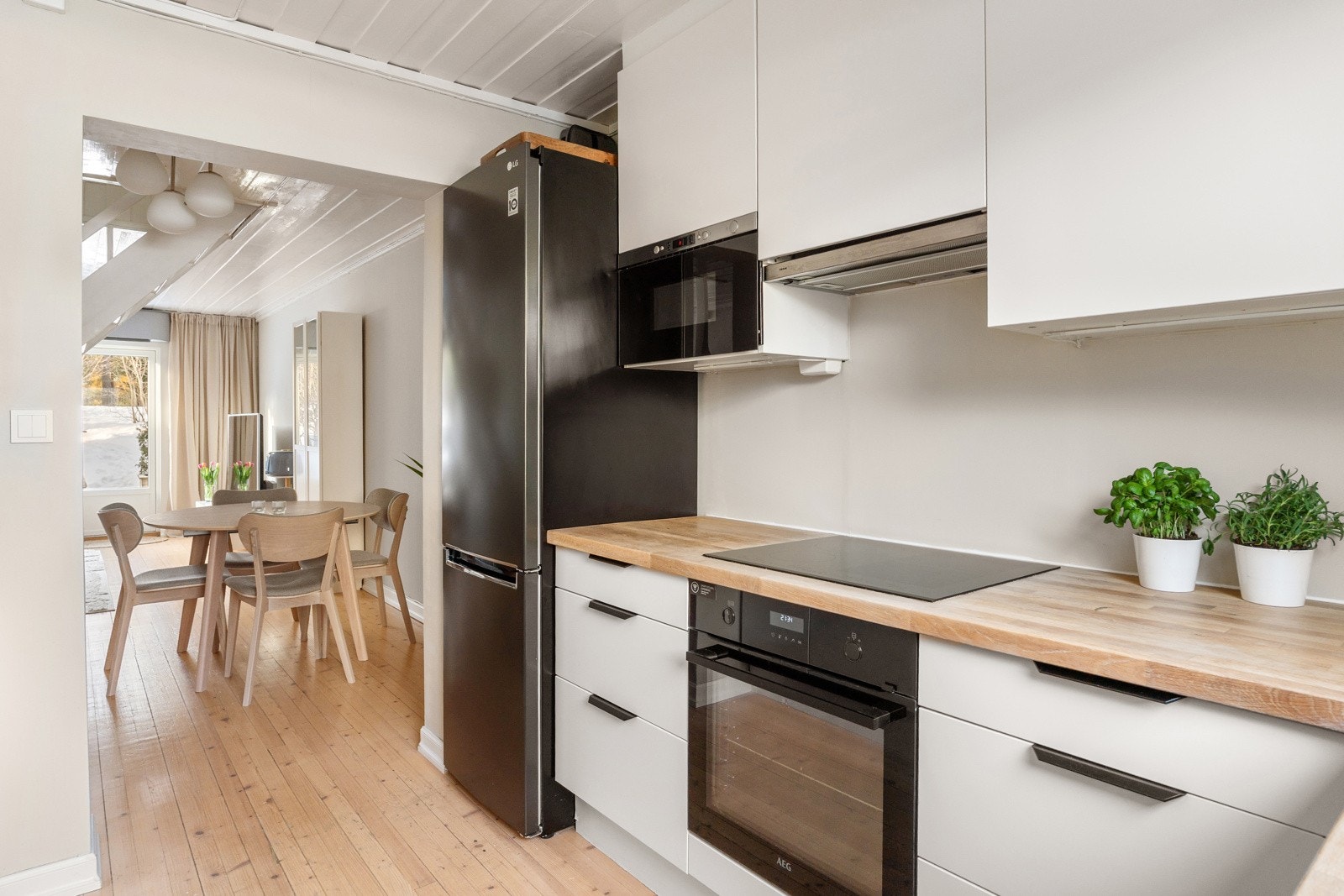 Kjøkkenet ligger i tilknytning til stuen og har en åpen og sosial plassering i etasjen. Galleribilde