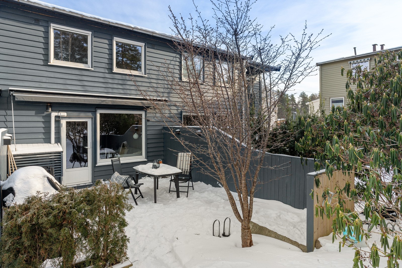 Terrassen er skjermet med levegger mot nabo på begge sider, noe som gir et privat og tilbaketrukket uteareal. Galleribilde