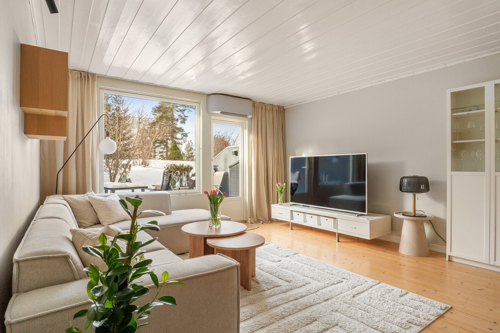 Tor Martin Tinderholt v/Privatmegleren Aksept har gleden av å ønske velkommen til denne lekre muligheten i Mellombølgen 63! Galleribilde