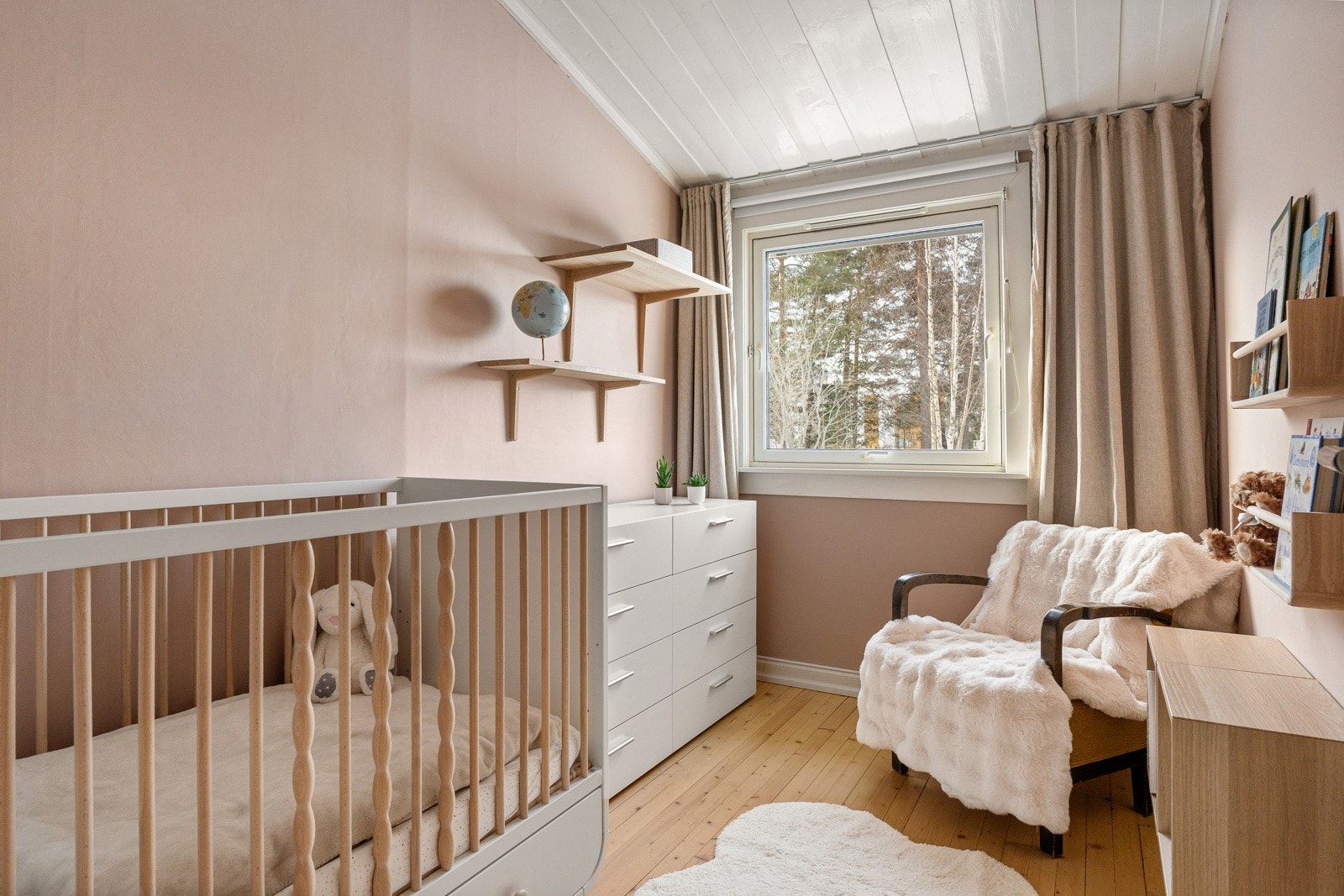 Rommet har en praktisk utforming som gir plass til seng, skrivebord og oppbevaringsløsninger etter behov, og kan enkelt tilpasses ulike livsfaser. Galleribilde