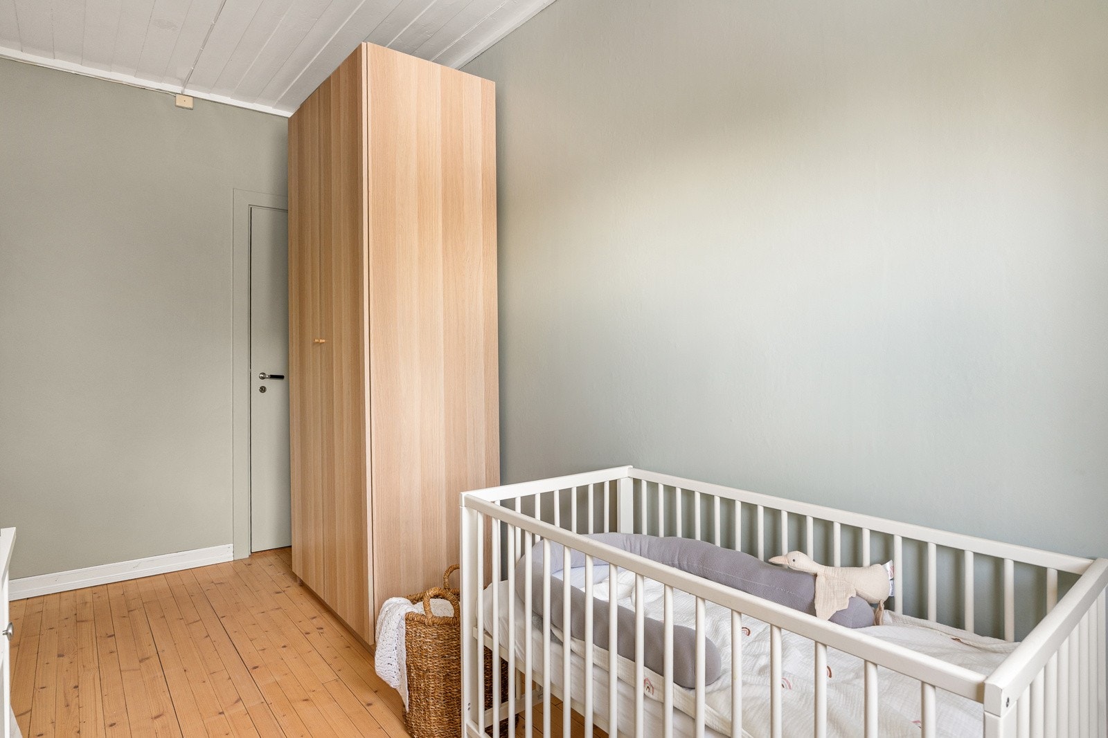 Med tre separate soverom samlet i samme etasje, får boligen en svært anvendelig planløsning som passer godt for både barnefamilier og dem med behov for flere rom. Galleribilde