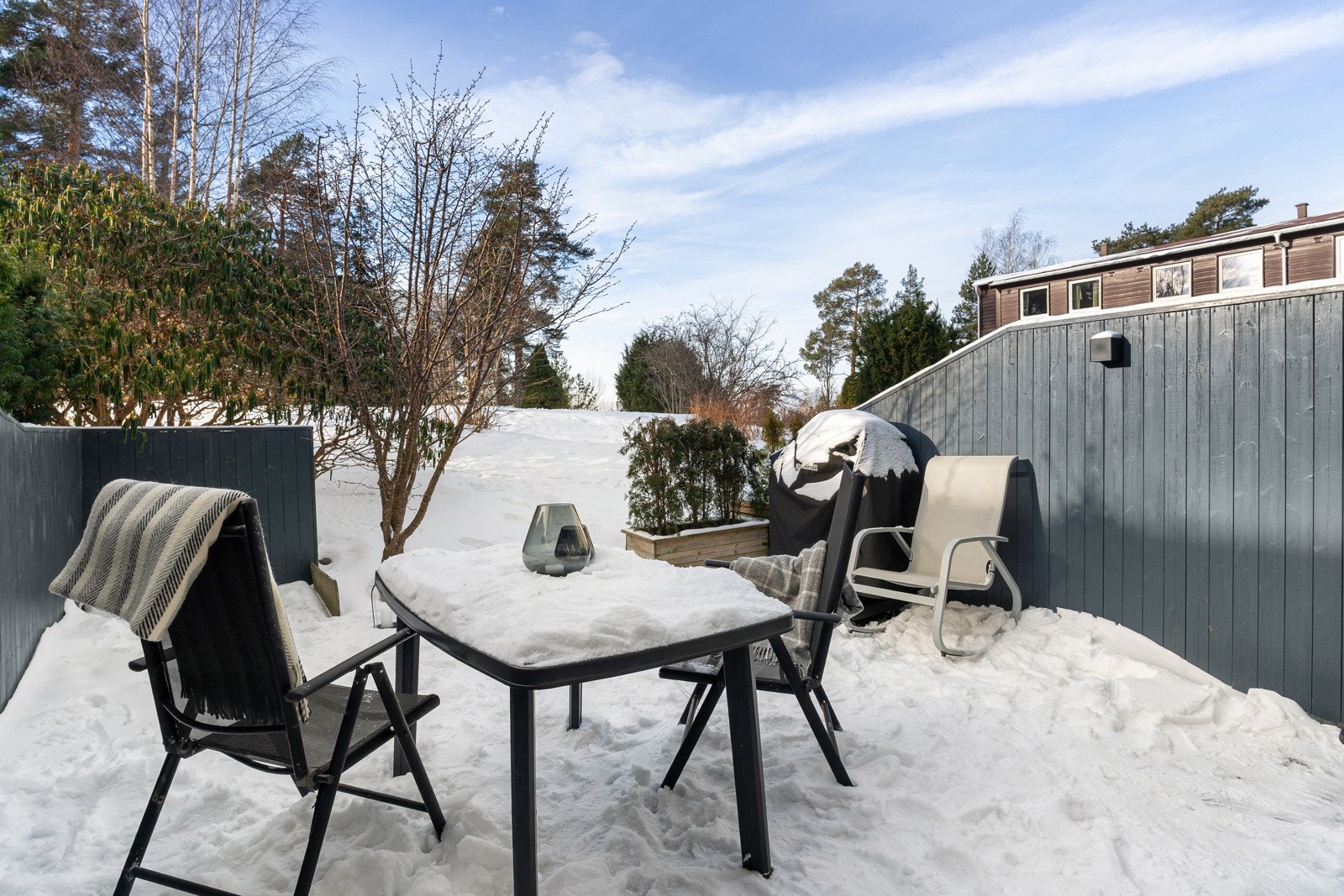 Fra stuen er det direkte utgang til en markterrasse på hele 22 m². Galleribilde