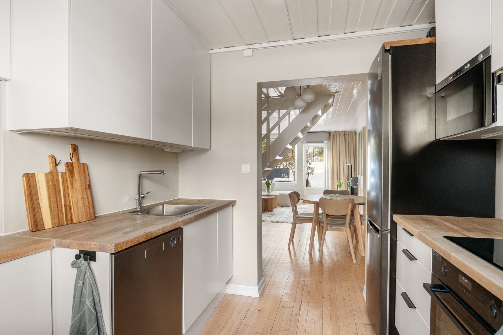 Kjøkkenet holder en normal standard og fungerer godt til både daglig bruk og enklere selskap. Galleribilde