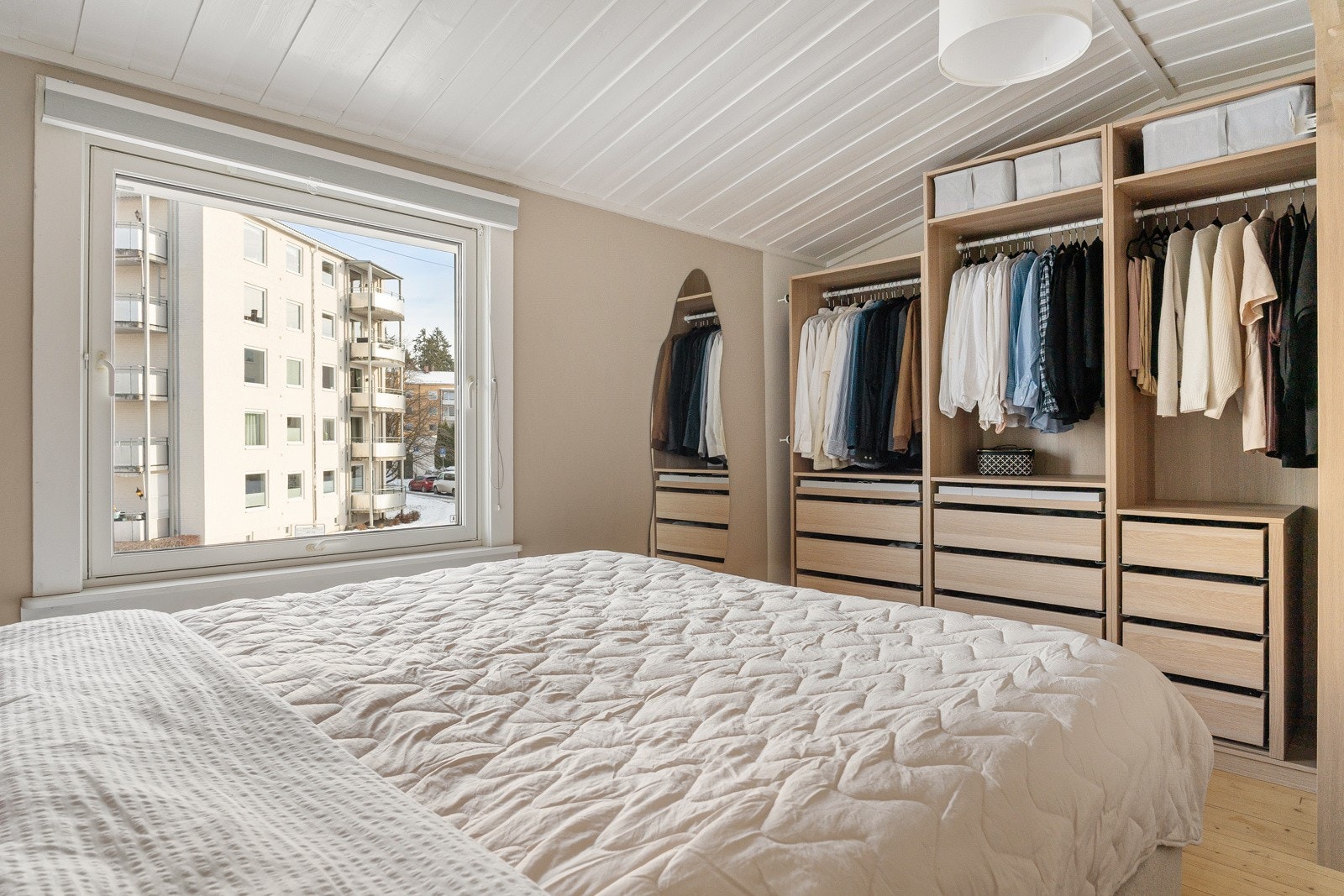 Rommet har en rolig plassering i etasjen og egner seg godt som foreldresoverom. Galleribilde