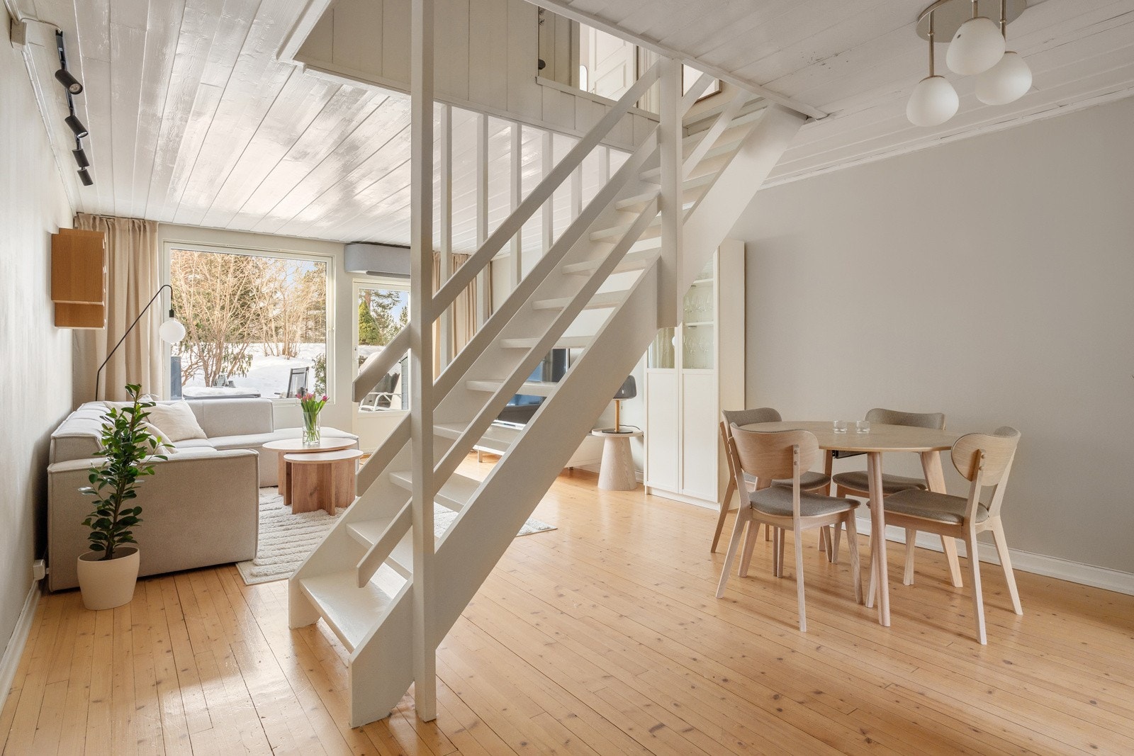 Boligen går over to etasjer og har en funksjonell planløsning med store rom, gode vindusflater og gode lagringsmuligheter. Galleribilde