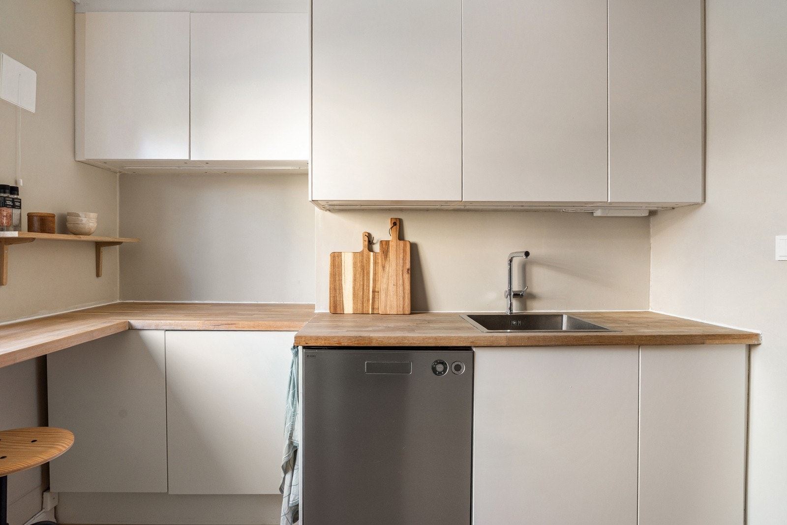 Kjøkkenet har opplegg for platetopp, stekeovn, oppvaskmaskin og frittstående kjøleskap. Galleribilde