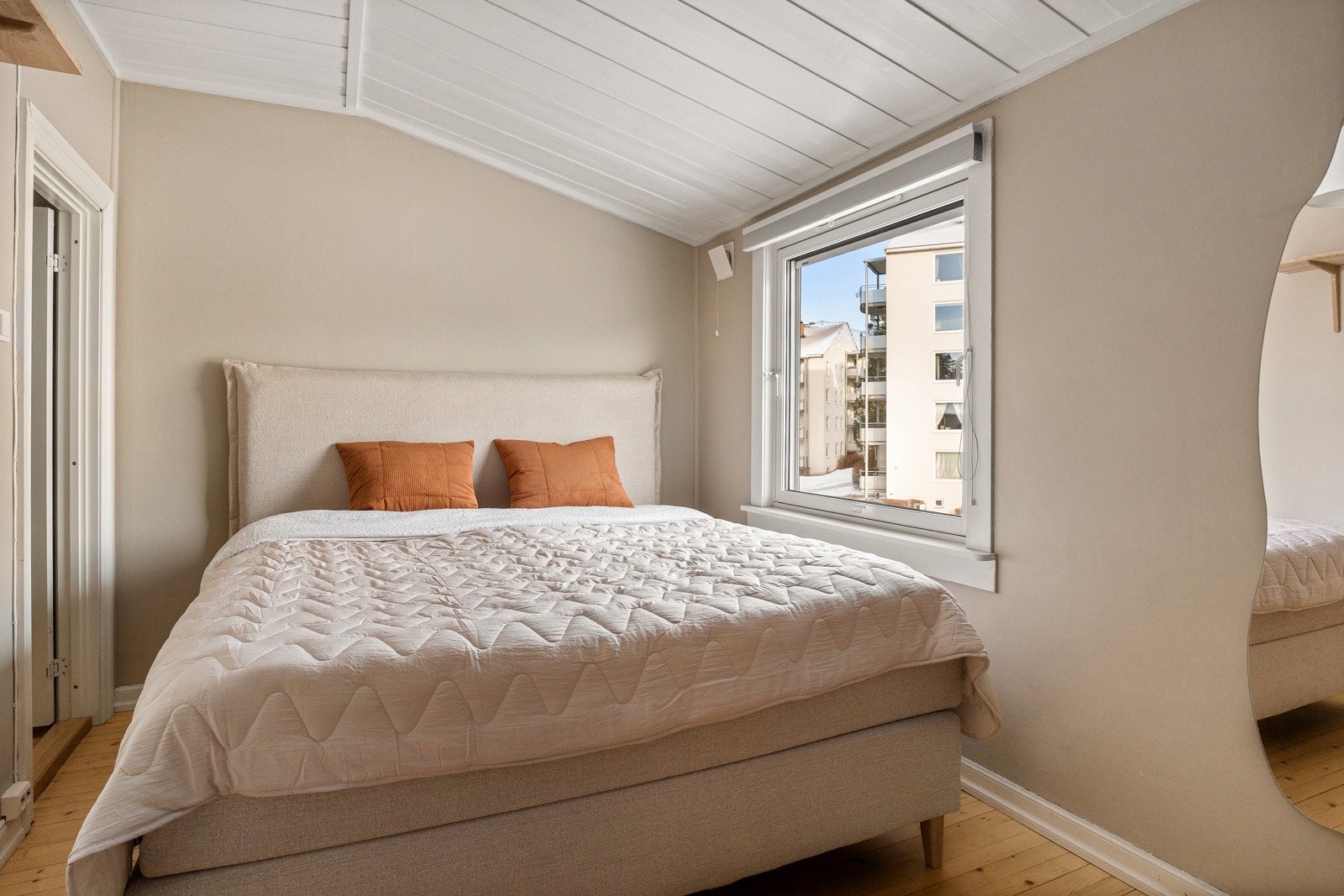 Boligens hovedsoverom fremstår som et romslig og behagelig rom med god plass til dobbeltseng og tilhørende møblement. Galleribilde