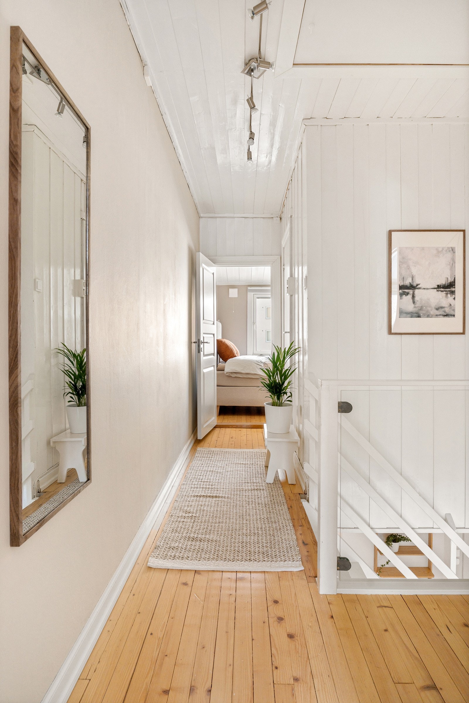 Velkommen inn! Entréen gir et ryddig og innbydende førsteinntrykk, med god plass til yttertøy og sko. Galleribilde