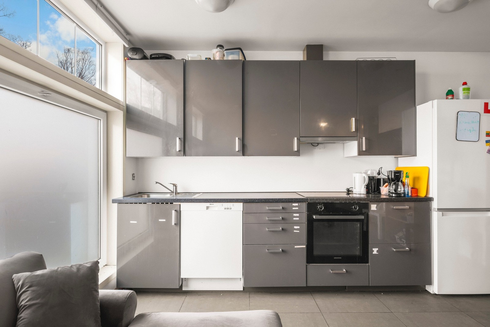 Begge kjøkken slette fronter, laminat benkeplater, stekeovn, platetopp og ventilator med avtrekk Galleribilde