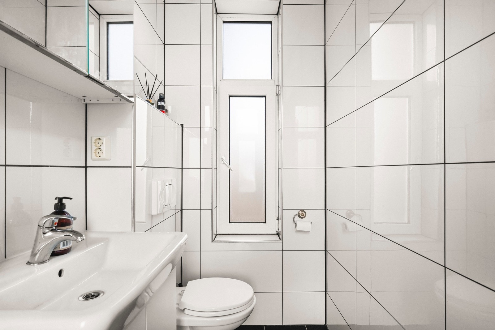 Totalt tre bad (to i 1. etasje og ett bad/vaskerom i kjeller) gir god kapasitet Galleribilde