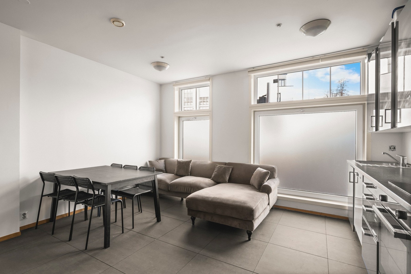 Leiligheten inneholder to kjøkken kombinert med stue i 1. etasje Galleribilde