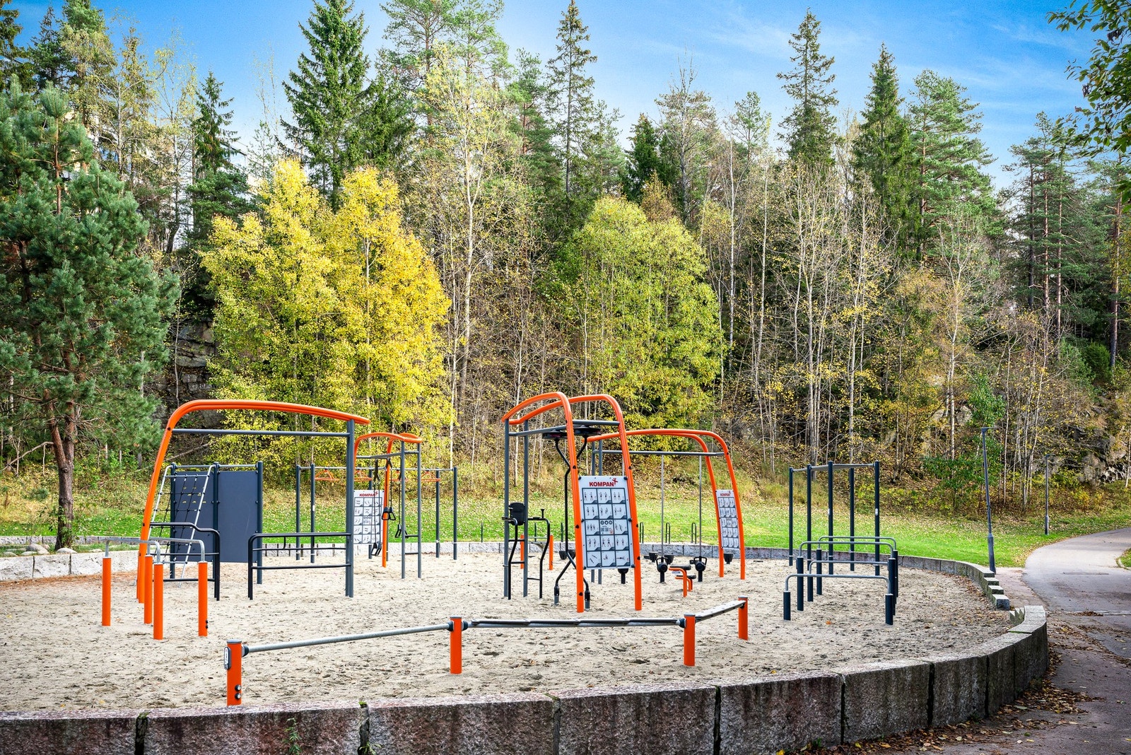 Det er kort vei Romsås treningspark med et godt utvalg av treningsapparater Galleribilde