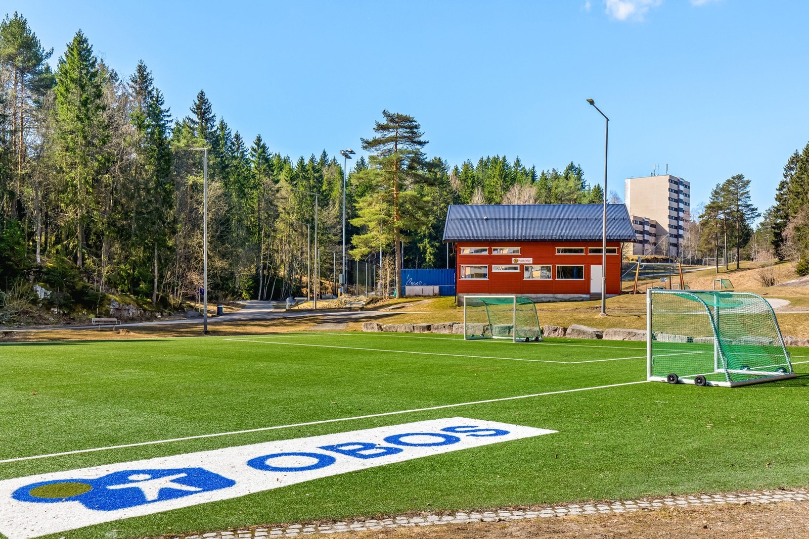 Området byr på flere fotballbaner, hvor den nærmeste ligger 550m unna Galleribilde