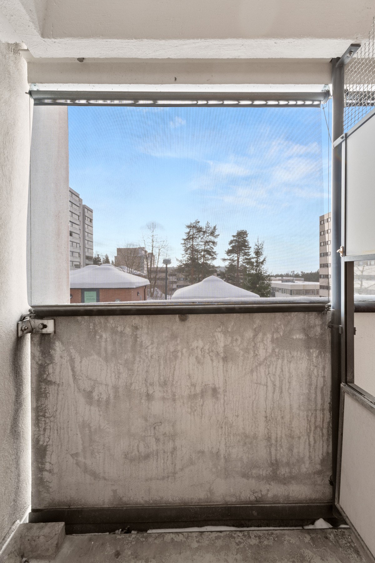 Praktisk luftebalkong i enden av baderommet hvor tøyet kan henges til tørk på varme dager Galleribilde