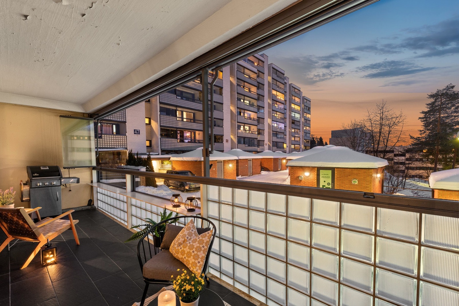 Flott balkong med herlige solforhold og god plass til sittegrupper, grill og spiseplass Galleribilde