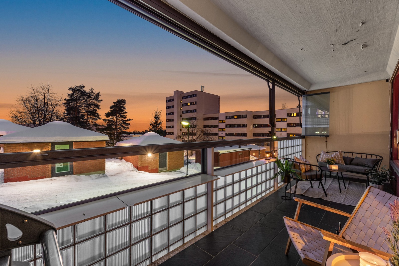 Med innglasset balkong kan du bruke balkongen store deler av året! Galleribilde