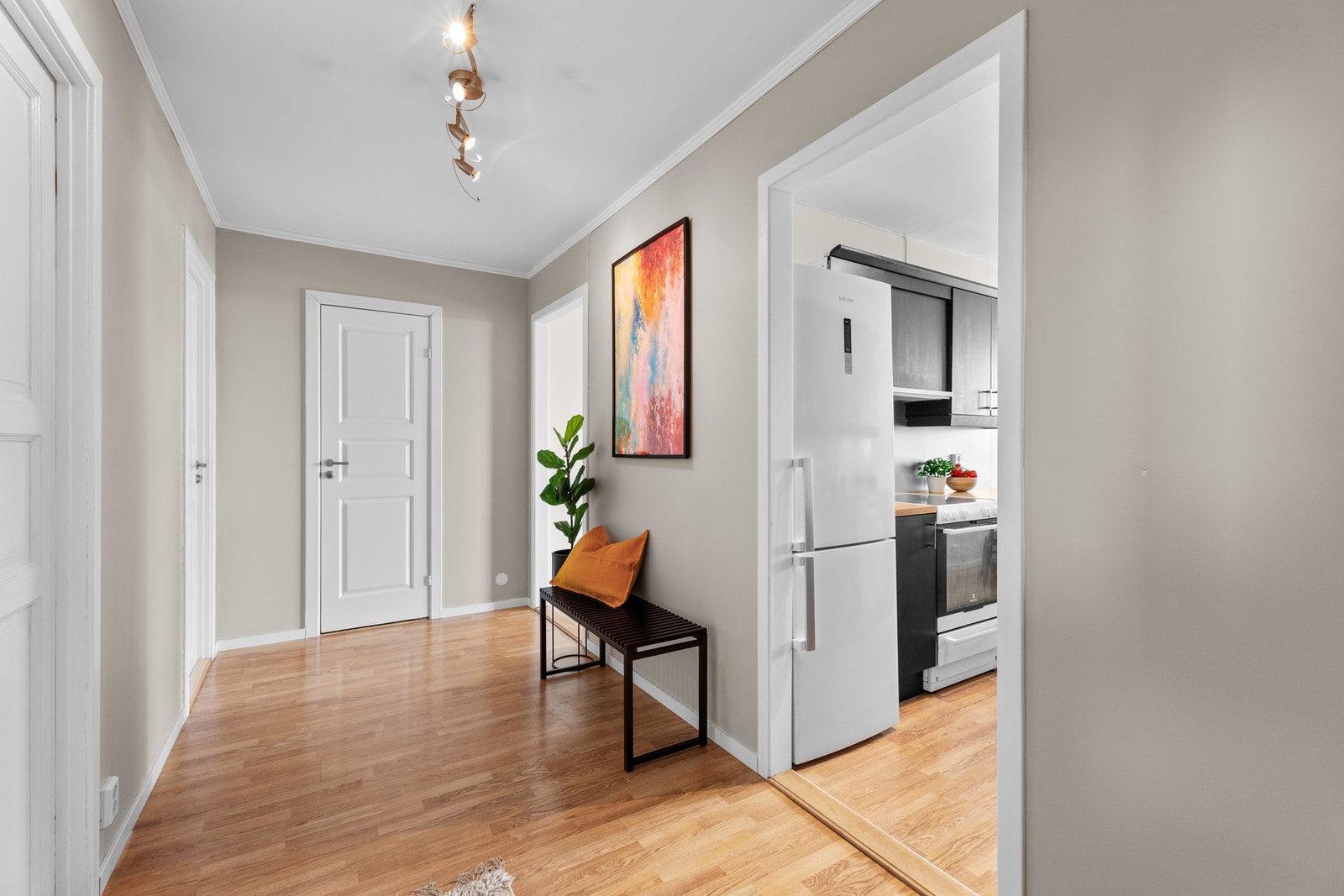 Fra entreen har du adkomst til to romslige soverom og en stor innvendig bod Galleribilde