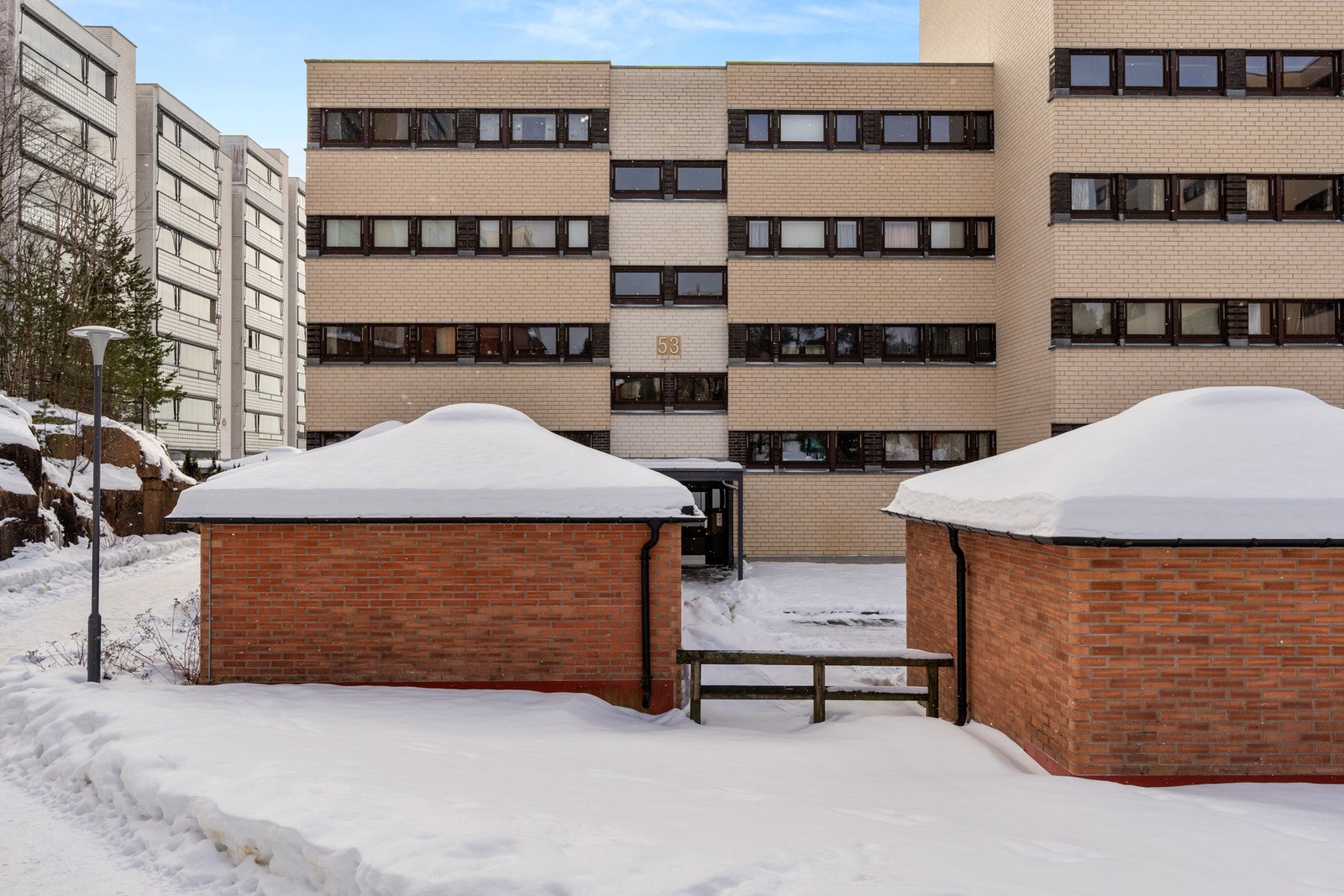 Boligen disponerer en utendørs bod på 4 m² og en bod i underetasje på ca. 2 m² Galleribilde