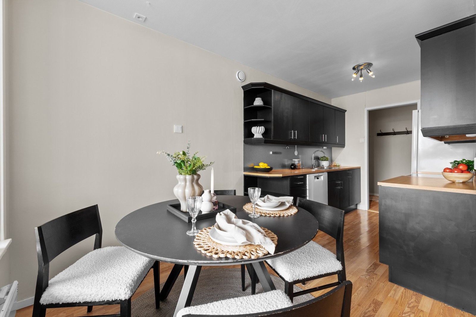 Her har du godt med skap- og benkeplass Galleribilde