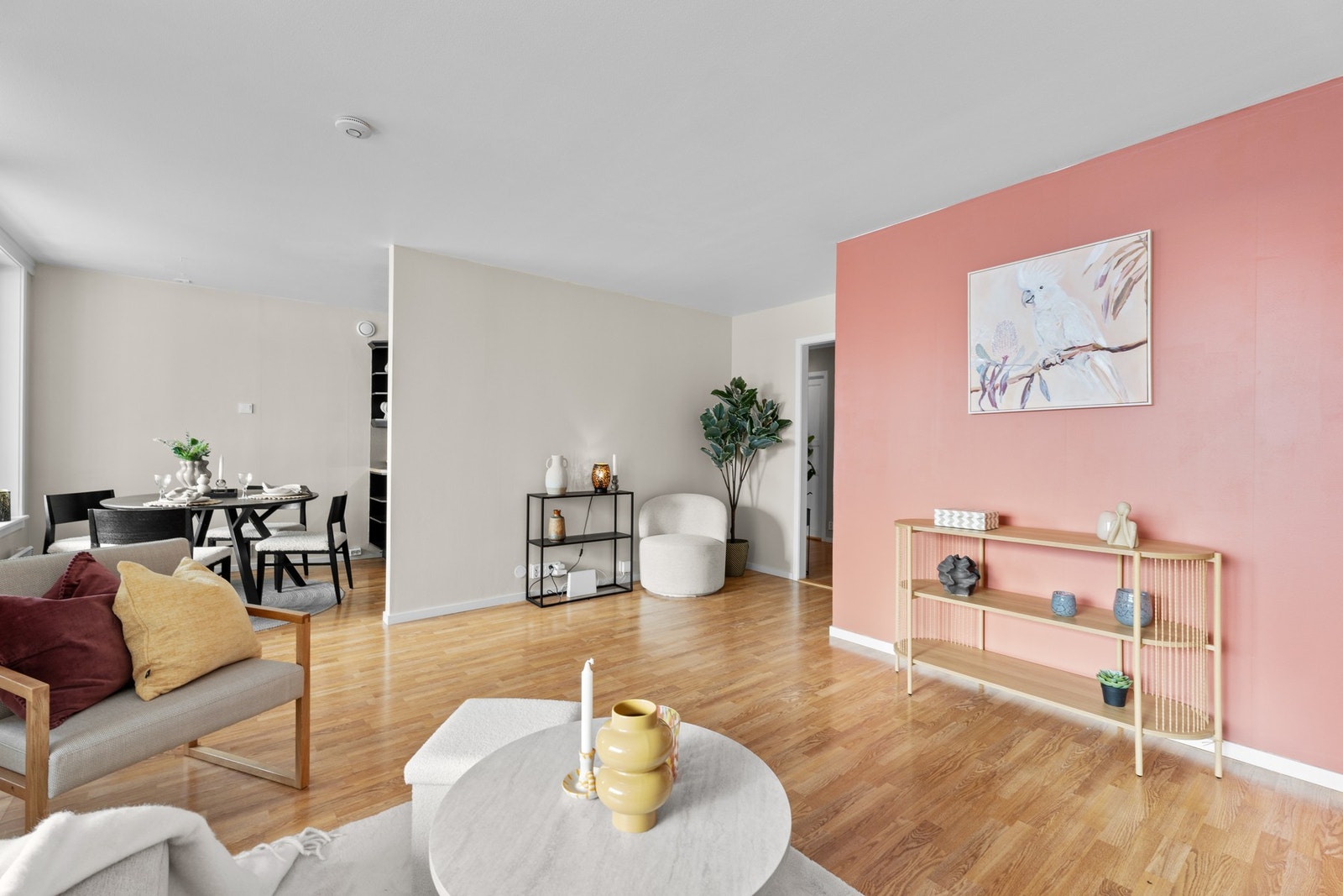 Daniel Bigom v/ PrivatMegleren Atrium har gleden av å ønske velkommen til en lys og flott 3-roms leilighet i Ravnkollbakken 53! Galleribilde