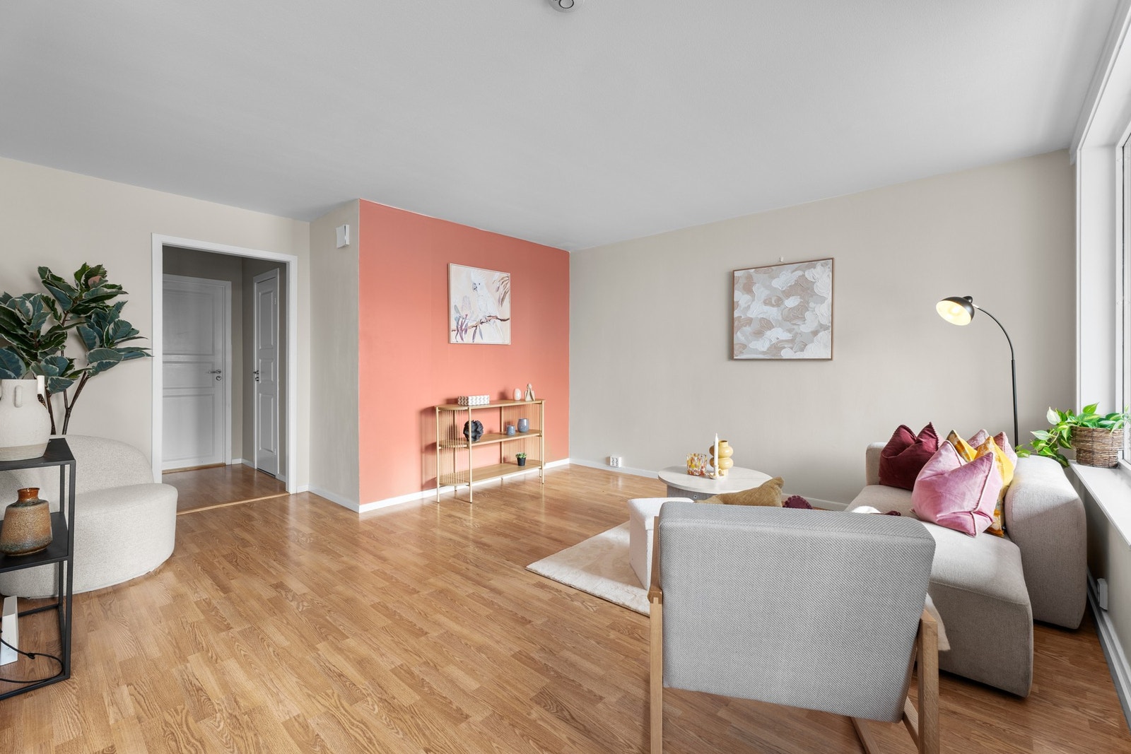 Veggene er glatte nymalt kombinert med lyst laminatgulv Galleribilde