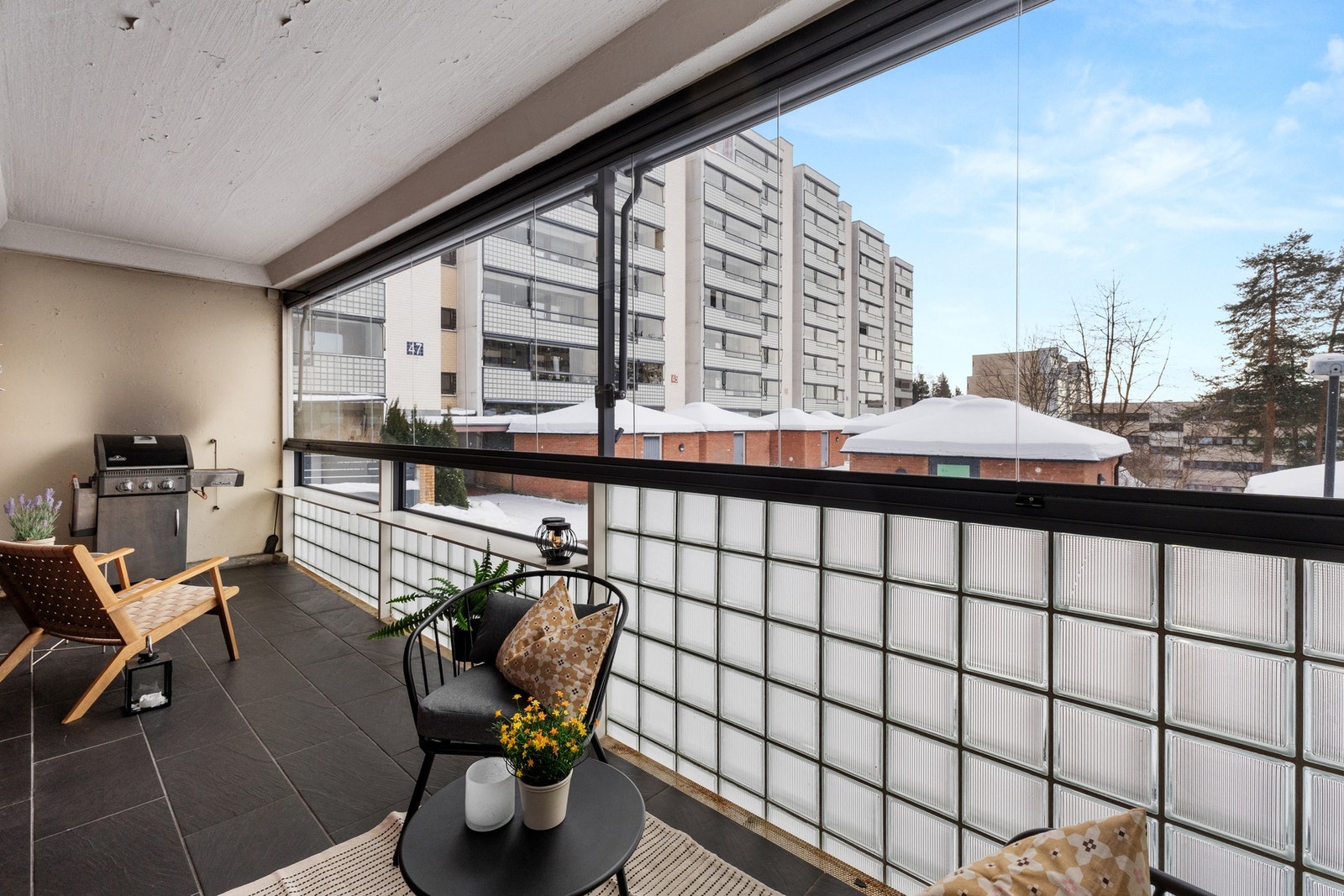 Balkongen vender i sin helhet mot syd som gir gode solforhold Galleribilde