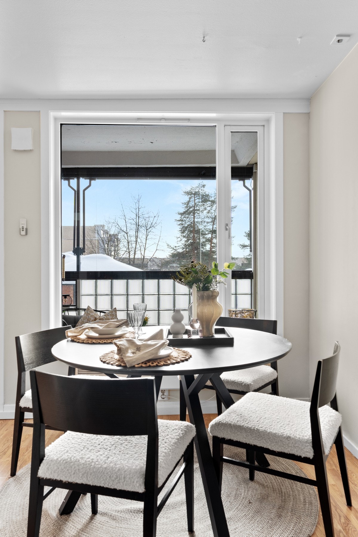 Foran vinduet kan du nyte måltider sammen med venner og familie Galleribilde