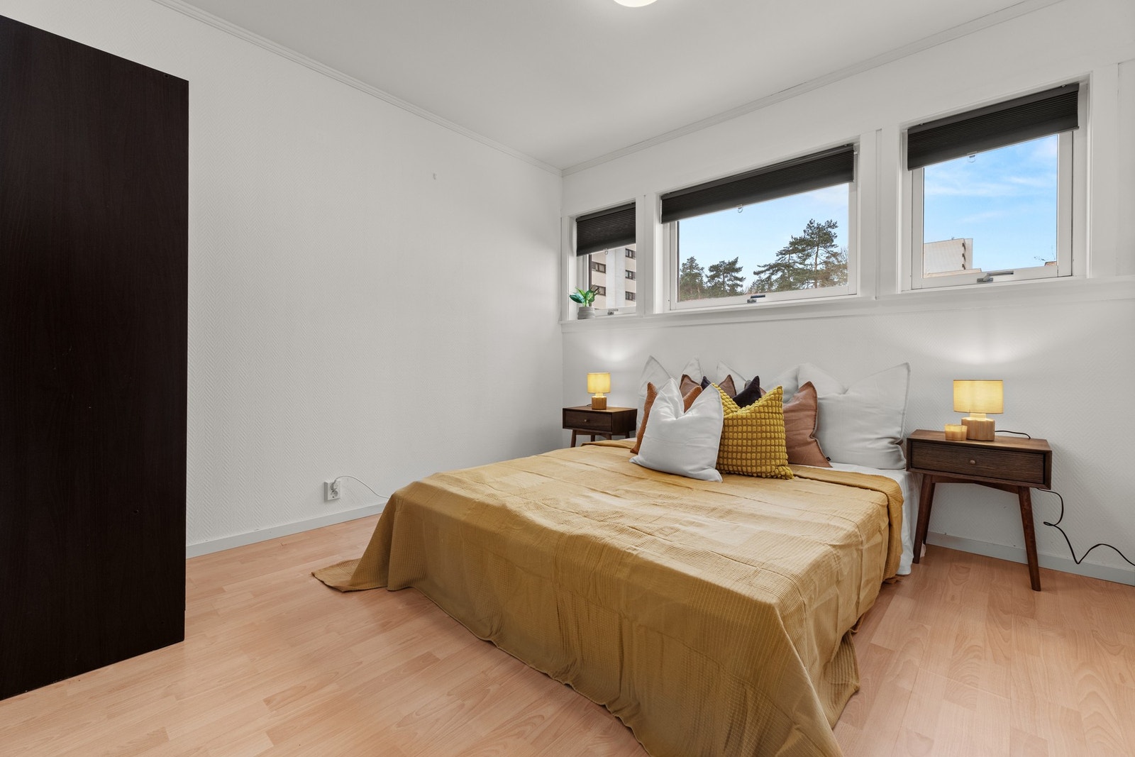 Soverommene har god plass til dobbeltseng, garderobeløsning og eventuelt skrivebord Galleribilde