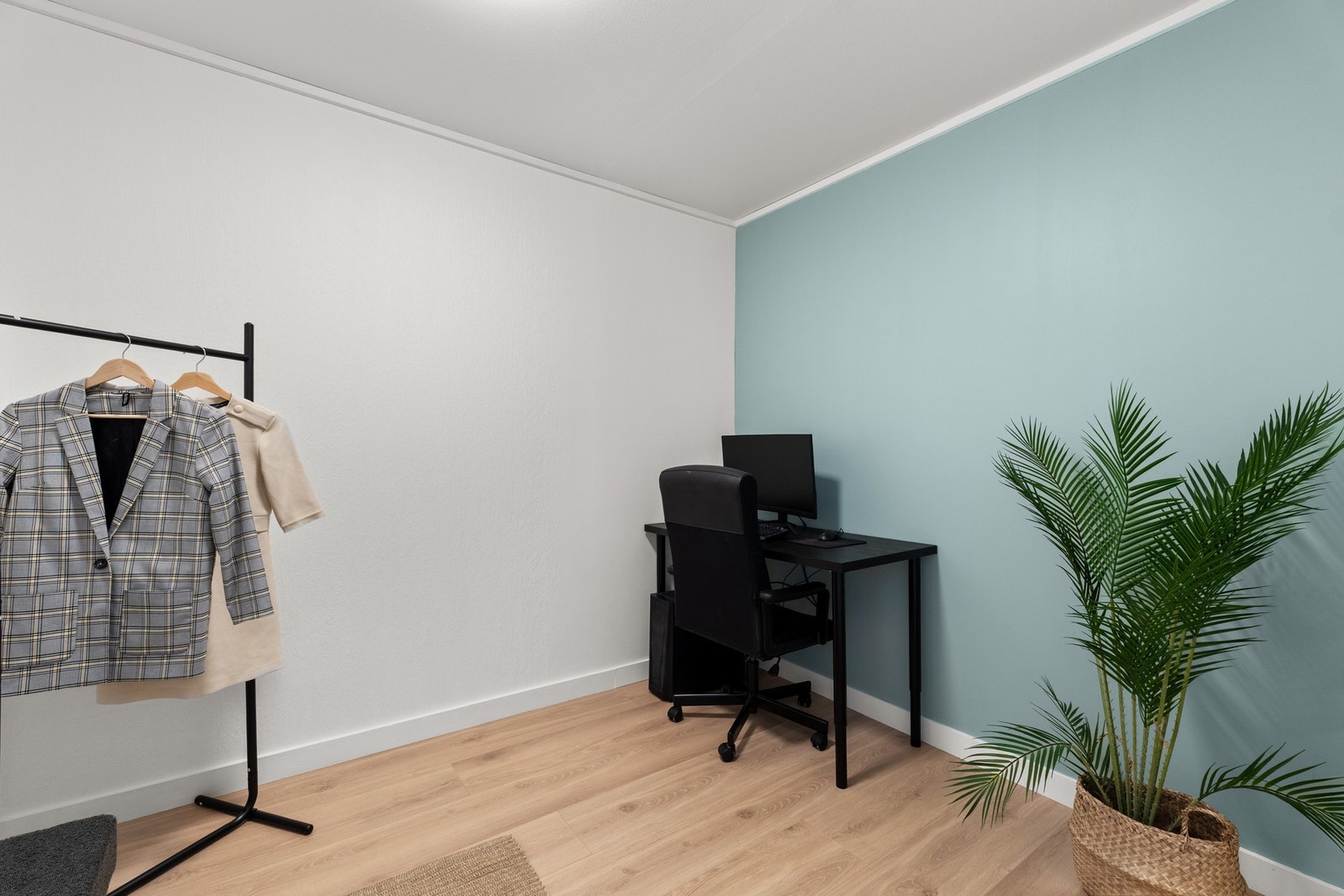 Innvendig bod med nytt gulv og nymalte vegger i 2026 Galleribilde