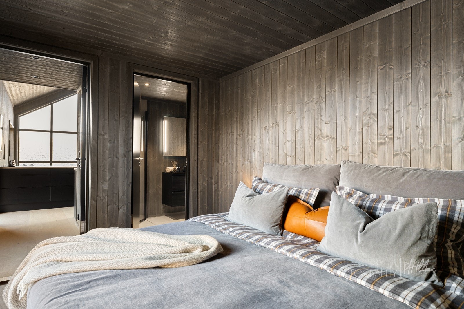 Hovedsoverommet med god plass til dobbeltseng og dør rett inn til badet Galleribilde