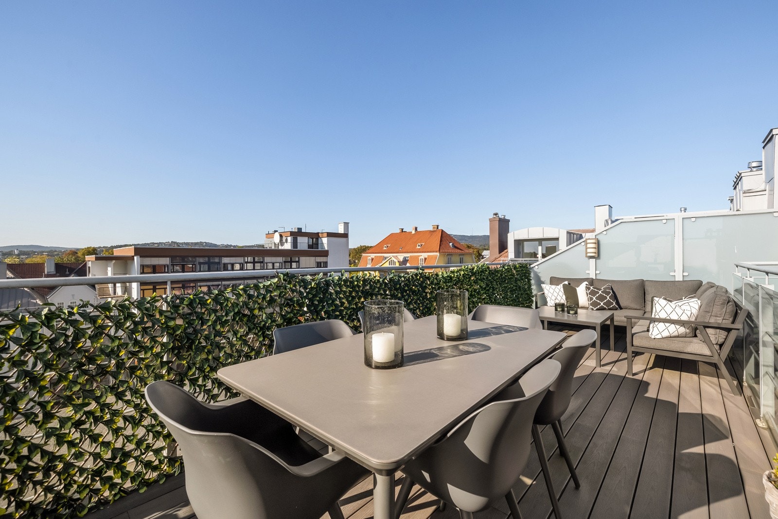 Det er gode innredningsmuligheter på takterrassen, med god plass til både spisebord og "lounge" avdeling. Galleribilde