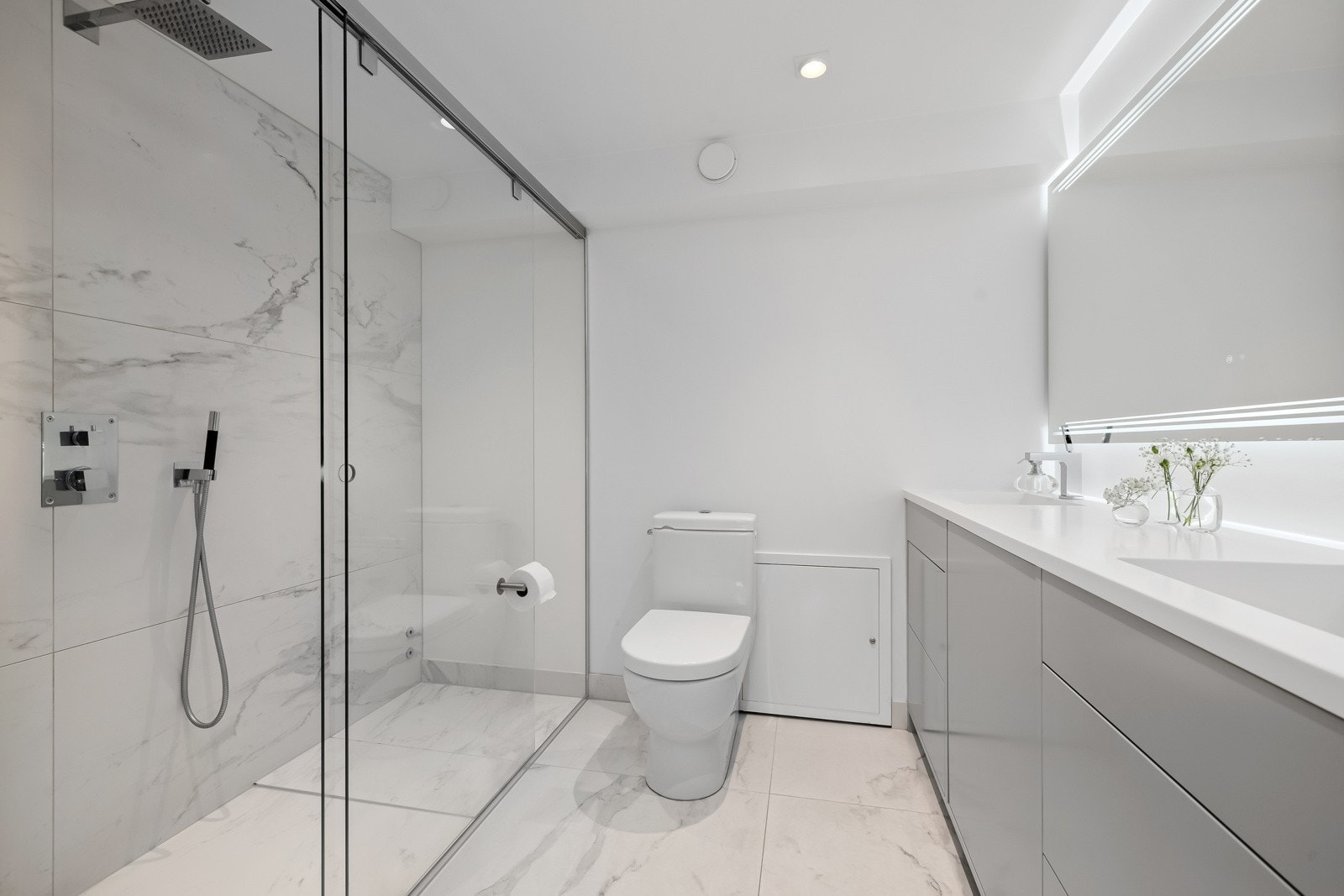 Baderom 1 (Oppgradert 2016) - Badet har Plassbygget skap med Corian benkeplate, plassbygget speilskap i vegger, innebygde veggbatterier, gulvmontert wc, og dobbel dusjinstallasjon med "regnfall" dusj. Galleribilde