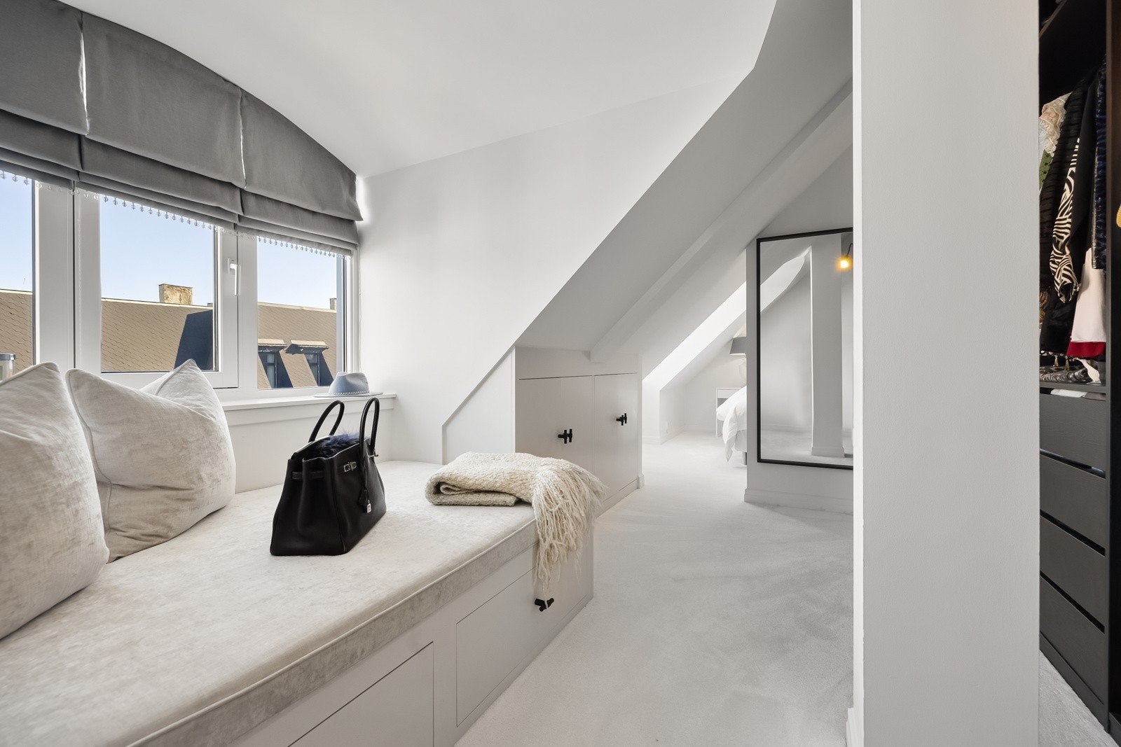 Plassbygde innredninger i walk-in gardroben, gir et innbydende intrykk. Galleribilde