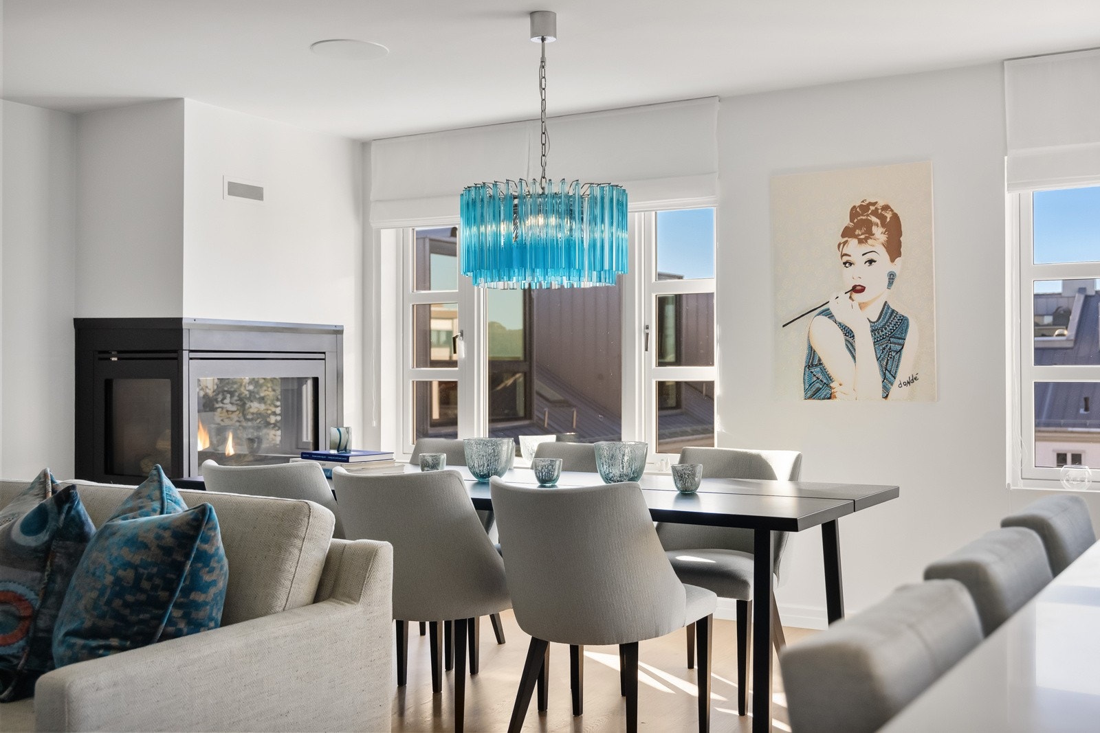 Store vindusflater i stuen, slipper mye lys og himmel inn i rommet. Stor hjørnepeis er med på å skape den rette stemningen. Galleribilde