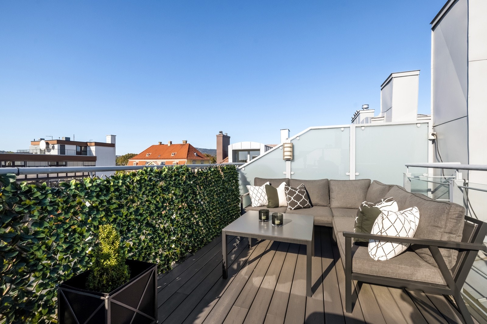 Opplegg til gassgrill (skap for oppbevaring av gassflasker til grill og til gasspeis i etasjen under) Galleribilde