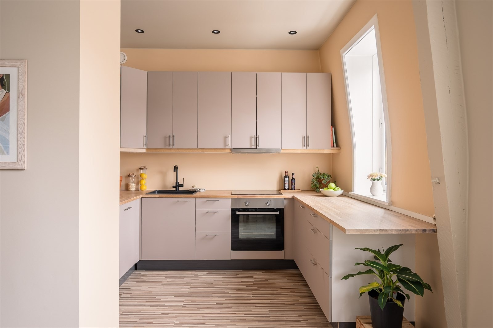 En delikat 4-roms toppleilighet med gjennomført stil og innbydende preg. Galleribilde