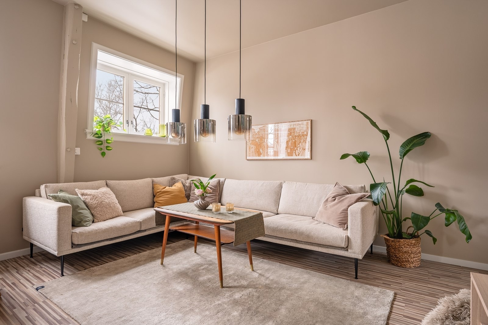 Oppholdsrommet har god plass til både spisebord og en romslig sofagruppe. Galleribilde