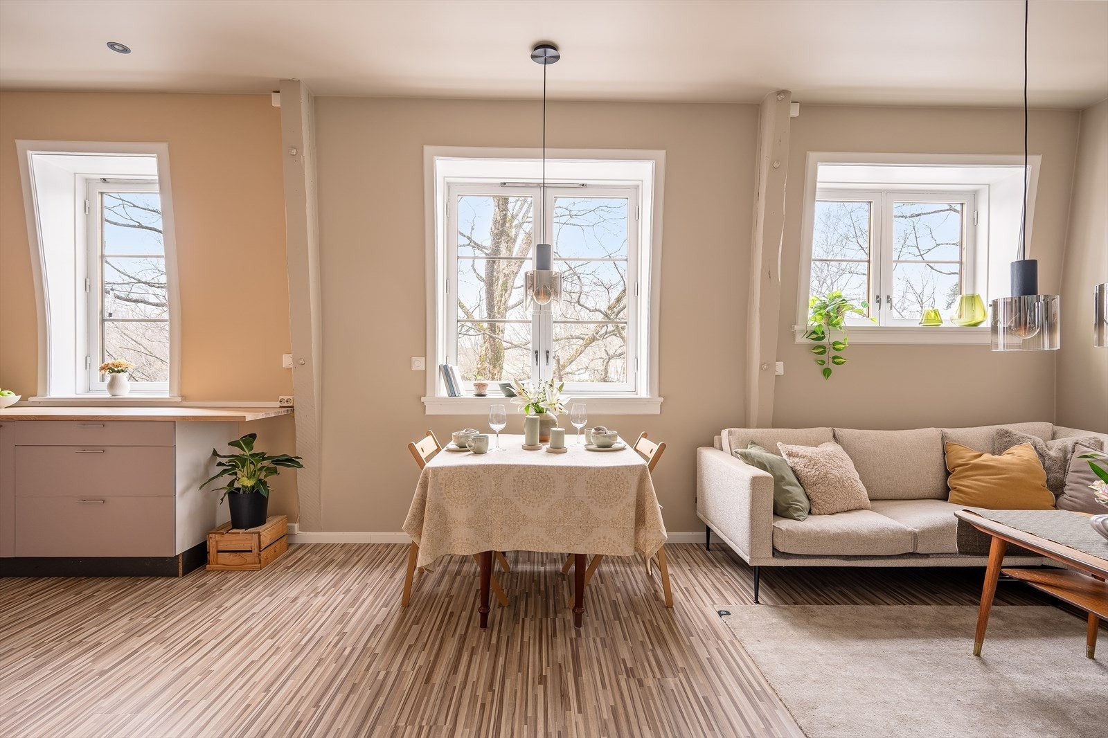 De store lyse og dype vindusflatene fremhever bygårdens karakter og skaper en lys og behagelig atmosfære. Galleribilde