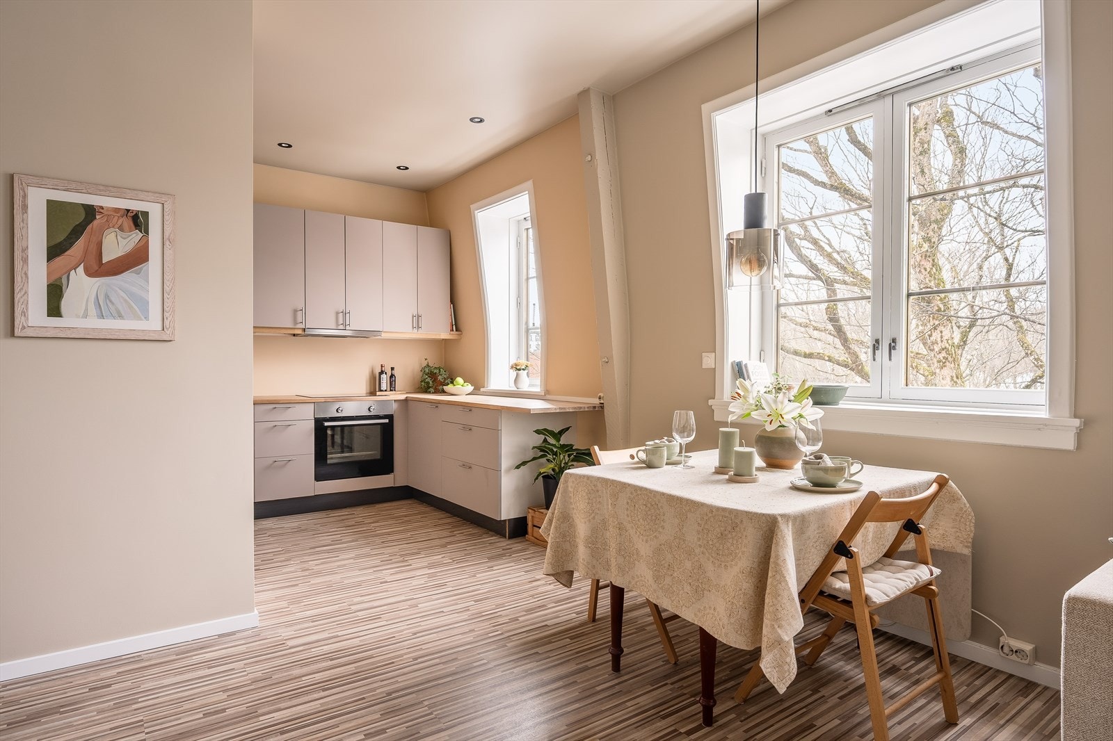 Den åpne løsningen binder kjøkken og stue sammen på en funksjonell måte. Galleribilde