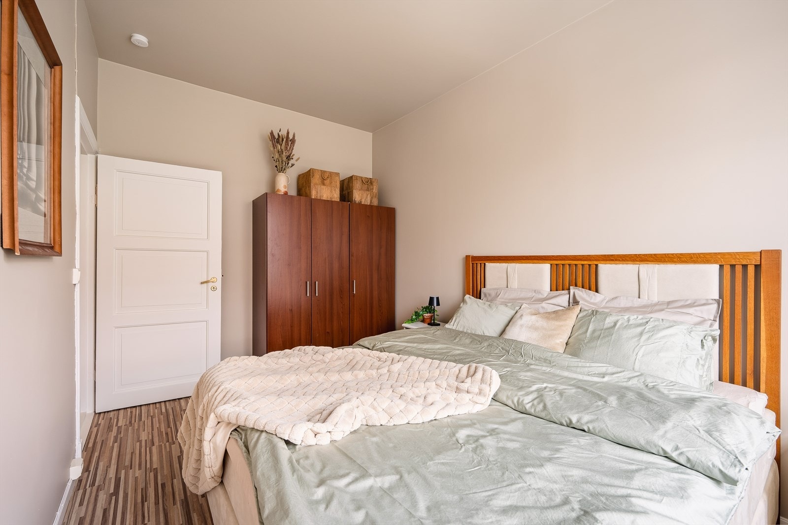 God oppbevaringsplass med hele fire eksterne boder.To loftsboder på ca. 5m² og to kjellerboder på ca. 12m². Galleribilde