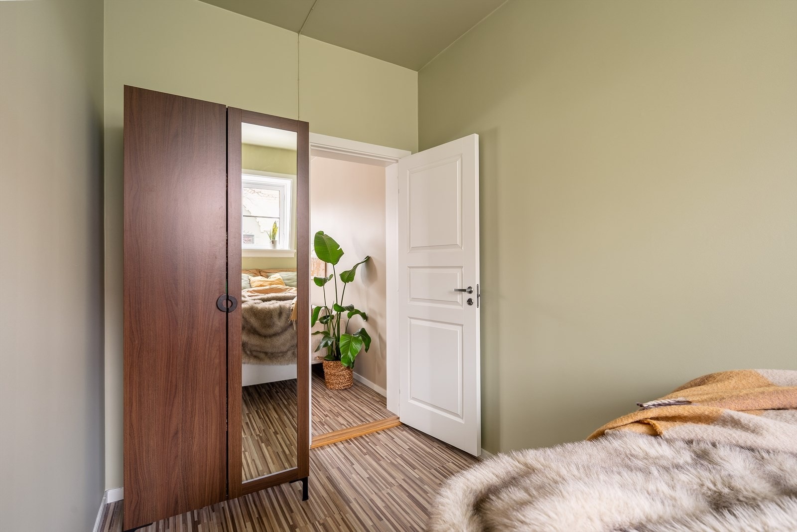 Alle soverommene vender mot et stille og rolig gårdsrom, som sikrer skjermede boforhold. Galleribilde