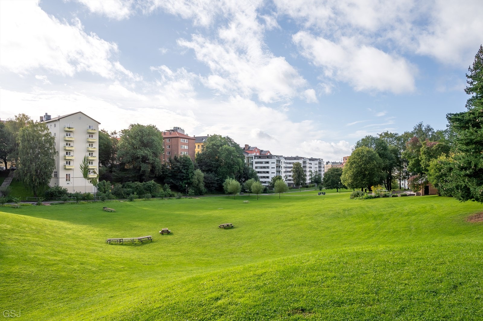 Nærliggende parker som Ilaparken og Myraløkka er populære samlingspunkter for rekreasjon. Galleribilde