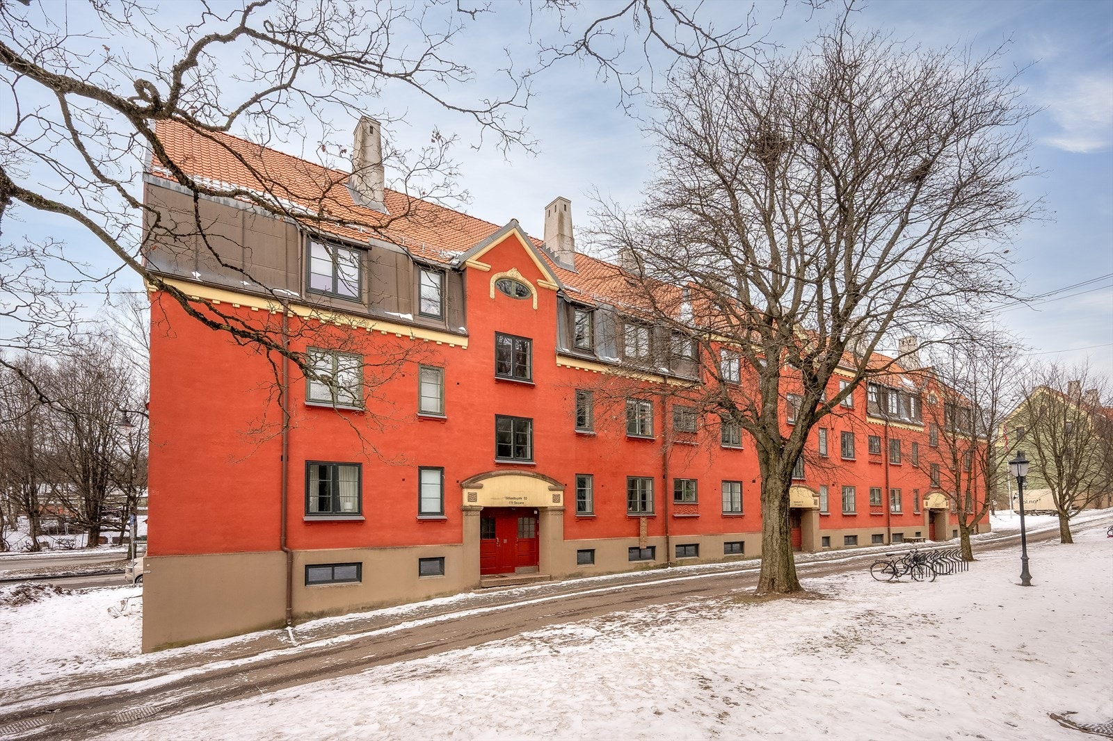 Sameiet har flotte fellesområder med sittebenker, grill og bålpanne, omgitt av grønt og blomstrende uteareal på vår/sommer. Galleribilde