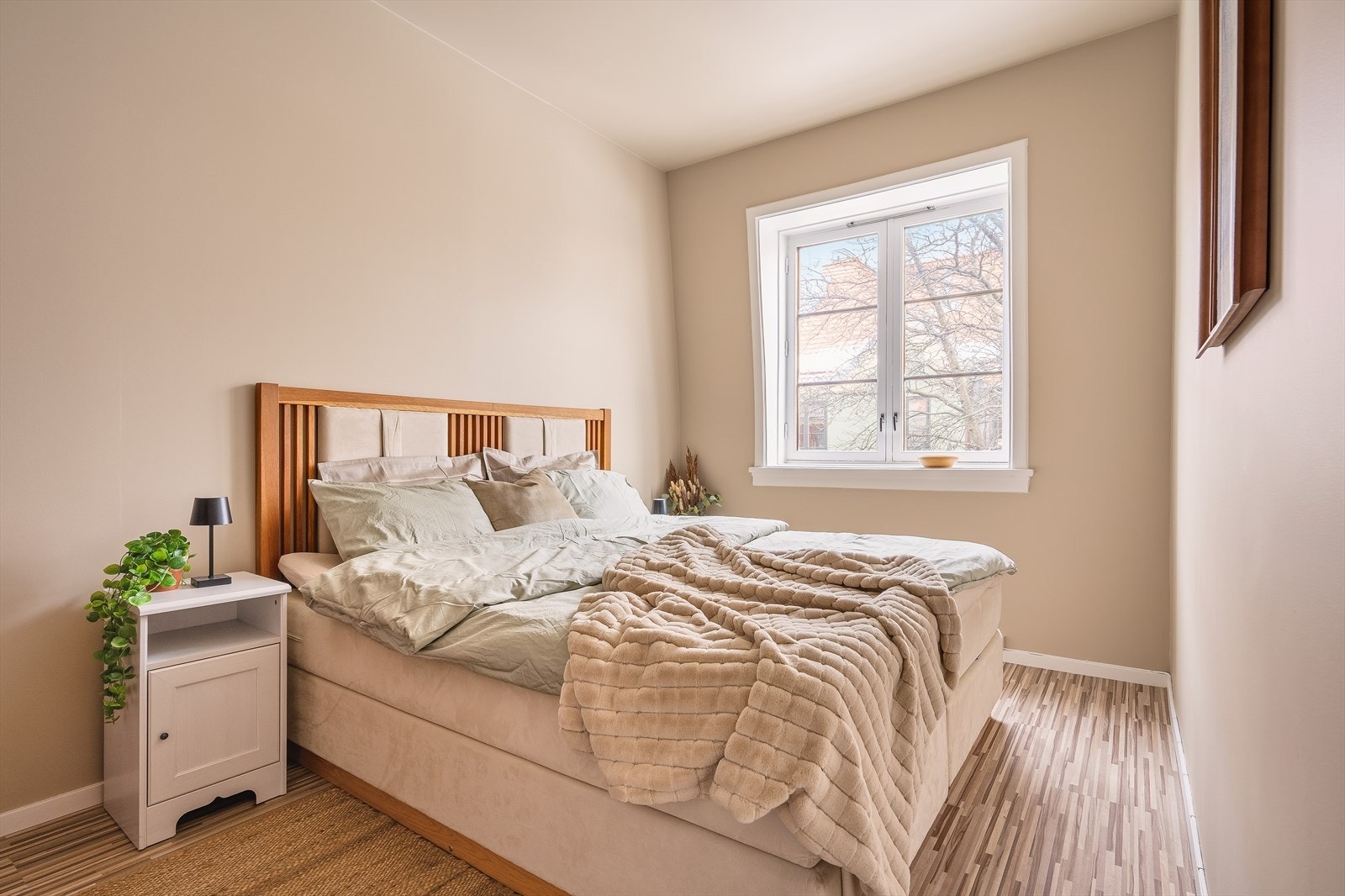 Hovedsoverommet er romslig, med god plass til dobbeltseng og garderobeløsning. Galleribilde